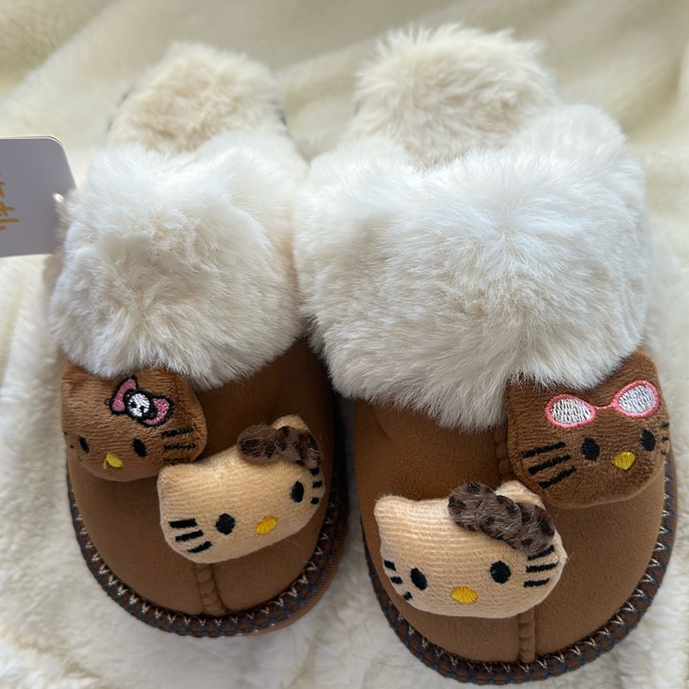 hello kitty ugg like Fuzzy Slippers Women 
Size 38-39 = 7/7.5
Size 40-41 = 8/8.5